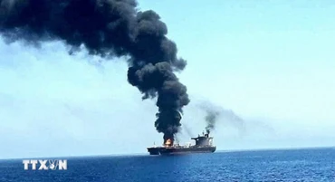 Con tàu bị lực lượng Houthi tấn công ngoài khơi. (Ảnh: IRNA/TTXVN)