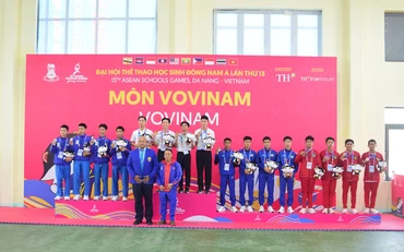 Các vận động viên của Đoàn Thể thao học sinh Việt Nam xuất sắc giành Huy chương Vàng tại nội dung đồng đội nam biểu diễn đòn chân tấn công.