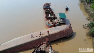 Sà lan bị lật úp đang được tập trung trục vớt.