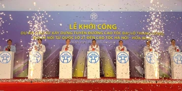 Các đại biểu bấm nút khởi công dự án.