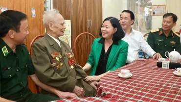 Bí thư Thành uỷ Hà Nội Bùi Thị Minh Hoài trò chuyện với cựu chiến binh Nguyễn Văn Lân.