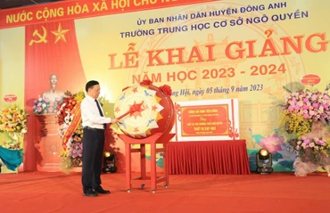 Bí thư Thành ủy Hà Nội Đinh Tiến Dũng đánh trống khai giảng năm học mới tại Trường trung học cơ sở Ngô Quyền, huyện Đông Anh.