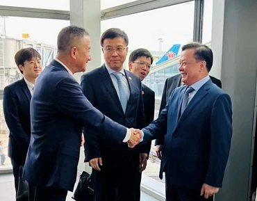 Trợ lý Trưởng ban liên lạc đối ngoại Trung Quốc Triệu Thế Thông và Phó Giám đốc Sở Ngoại vụ Quảng Đông Trần Quảng Tuấn đón Bí thư Thành ủy Đinh Tiến Dũng và Đoàn đại biểu thành phố Hà Nội tại sân bay.