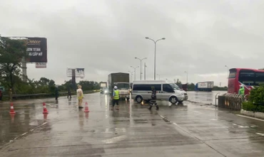 Lực lượng chức năng hướng dẫn các phương tiện đi lối khác, không vào cao tốc Pháp Vân-Cầu Giẽ. (Ảnh: CAND)