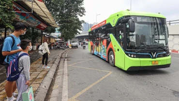 Xe buýt tại Hà Nội đang từng bước được sử dụng năng lượng xanh.