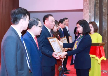 Phó Bí thư Thường trực Thành ủy Hà Nội Nguyễn Thị Tuyến tặng bằng khen cho các tập thể, cá nhân có thành tích xuất sắc trong năm 2023.