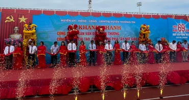 Các đại biểu cắt băng khánh thành hai công trình hạ tầng và dân sinh tại huyện Thường Tín.