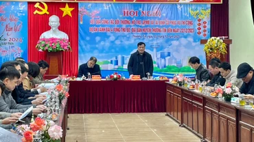 Bí thư Huyện ủy Nguyễn Tiến Minh phát biểu tại hội nghị sáng 22/12.