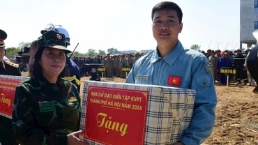 Bí thư Thành uỷ Hà Nội tặng quà cho các lực lượng tham gia diễn tập. (Ảnh: Hữu Thu)