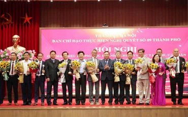 Lãnh đạo Thành ủy Hà Nội trao khen thưởng cho các chủ doanh nghiệp có tổ chức Đảng tiêu biểu.