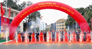 Lãnh đạo thành phố Hà Nội cắt băng chính thức thông xe đường Huỳnh Thúc Kháng kéo dài.