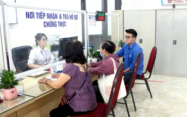 Việc bồi dưỡng, cập nhật kiến thức sẽ giúp nâng cao chất lượng đội ngũ cán bộ tại quận Tây Hồ, góp phần phục vụ người dân, doanh nghiệp tốt hơn. (Trong ảnh: Người dân làm thủ tục tại bộ phận "Một cửa" phường Thuỵ Khuê, quận Tây Hồ).
