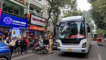 Lực lượng chức năng xử lý xe chở khách vi phạm tại khu vực phố cổ. (Ảnh: CHU DŨNG)