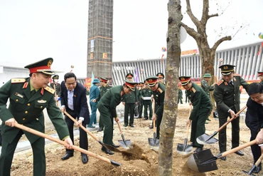 Các đại biểu tham gia trồng cây tại lễ phát động.