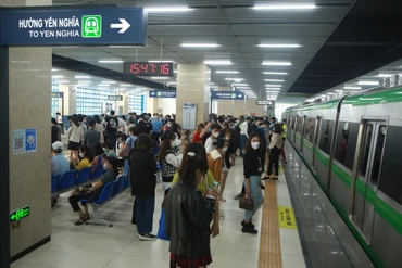 Tàu điện Cát Linh-Hà Đông đã kịp thời khắc phục sự cố để phục vụ hành khách trở lại.