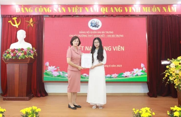 Lãnh đạo quận Hai Bà Trưng trao quyết định kết nạp Đảng cho học sinh Trần Minh Phương.