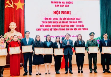Khen thưởng các mô hình “Dân vận khéo”.