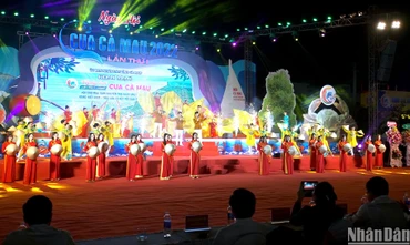 Khai mạc “Ngày hội Cua Cà Mau lần thứ I năm 2022”, tại Quảng trường Thanh niên, phường 5, thành phố Cà Mau tối 23/12.