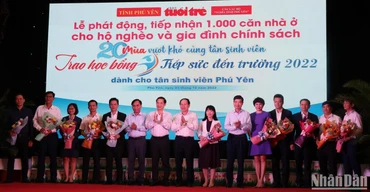 Các đại biểu tại Lễ phát động ủng hộ xây dựng 1.000 căn nhà cho hộ nghèo và trao học bổng “Tiếp sức đến trường”.