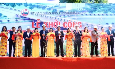 Lãnh đạo tỉnh, thành phố Pleiku cùng đại diện các sở, ngành cắt băng khởi công dự án công trình đường Nguyễn Văn Linh.