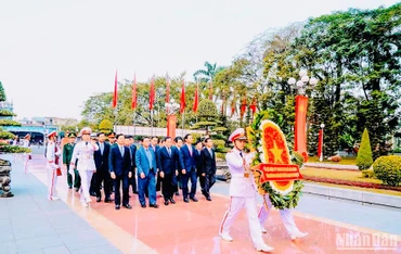 Đoàn đại biểu Thành ủy, Hội đồng nhân dân, Ủy ban nhân dân, Ủy ban Mặt trận Tổ quốc Việt Nam thành phố Hải Phòng đã đặt vòng hoa, dâng hương tại Đài tưởng niệm các Anh hùng liệt sĩ thành phố Hải Phòng và Tượng đài đồng chí Nguyễn Đức Cảnh.