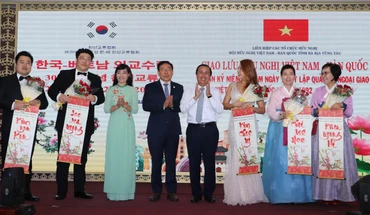 Ông Lê Hoàng Hải, Phó Chủ tịch Hội đồng nhân dân tỉnh, Chủ tịch Hội hữu nghị Việt-Hàn tỉnh Bà Rịa-Vũng Tàu; ông Yang Cheol Soo, Chủ tịch Hội Hàn kiều tỉnh Bà Rịa-Vũng Tàu; bà Đỗ Thị Như Mai, Chủ tịch Liên hiệp các tổ chức hữu nghị tỉnh chụp hình lưu niệm với các nghệ sĩ Hàn Quốc.