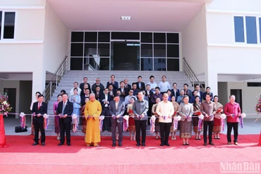 Các đại biểu cắt băng khánh thành và bàn giao tòa nhà cho Bộ Công thương Lào. 