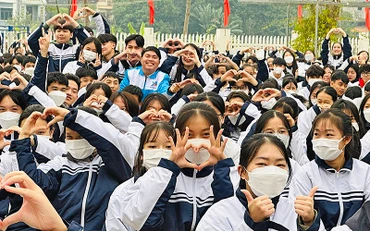 Chủ nhiệm Câu lạc bộ “Tiếng Anh vì cộng đồng tỉnh Bình Dương” Trương Chấn Sang (áo xanh nhạt) cùng hàng nghìn đoàn viên, thanh niên, học sinh tại chương trình “Định vị bản thân” năm học 2022-2023.
