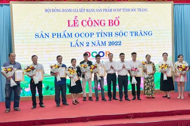 Lãnh đạo tỉnh Sóc Trăng trao Chứng nhận sản phẩm OCOP đợt 2. 