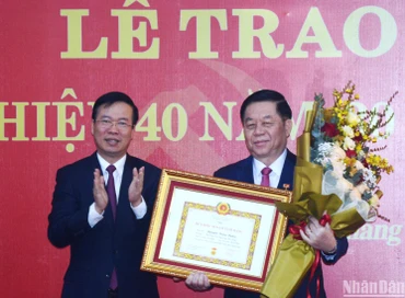 Đồng chí Võ Văn Thưởng trao Huy hiệu 40 năm tuổi Đảng tặng đồng chí Nguyễn Trọng Nghĩa.