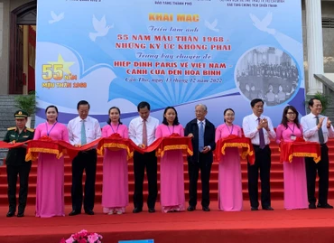 Lãnh đạo, nguyên lãnh đạo thành phố Cần Thơ cắt băng khai mạc triển lãm ảnh.