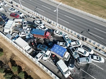 Hiện trường vụ tai nạn liên hoàn ở thành phố Trịnh Châu, Trung Quốc ngày 28/12. (Ảnh: AFP/TTXVN)