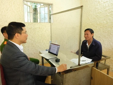 Lãnh đạo Công an tỉnh Hà Tĩnh trực tiếp thẩm vấn đối tượng Lê Danh Tạo. (Ảnh: nhandan.vn)