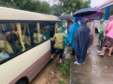 Tính đến trưa 30/10, toàn bộ hành khách trên 2 tàu SE1 và SE20 đã được trung chuyển và tiếp tục hành trình.