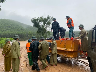 Tỉnh Hà Tĩnh huy động nhân lực, phương tiện tiếp tục tìm kiếm người dân mất tích.