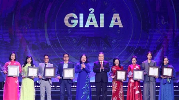 Chủ tịch Quốc hội Trần Thanh Mẫn và Phó Chủ tịch nước Võ Thị Ánh Xuân trao giải A - Giải Diên Hồng năm 2025 cho các tác giả, nhóm tác giả.