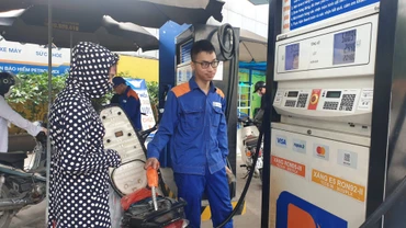 Các cửa hàng kinh doanh bán lẻ xăng dầu bắt buộc phải phát hành hóa đơn điện tử sau từng lần bán hàng. Ảnh: HẢI NAM