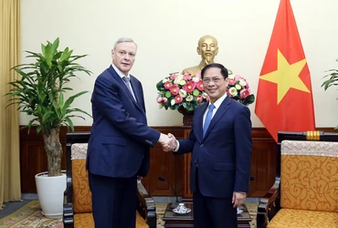 Bộ trưởng Ngoại giao Bùi Thanh Sơn tiếp Thứ trưởng thứ nhất Bộ Ngoại giao Nga V. Titov. (Ảnh: Bộ Ngoại giao)