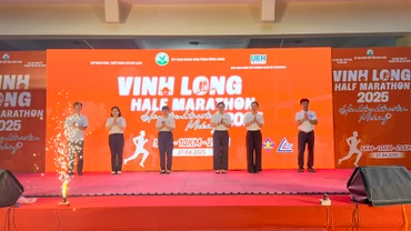 Ban Tổ chức tiến hành nghi thức khai mạc. 