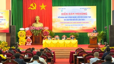 Chủ tọa tham gia diễn đàn. 