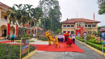 Đoàn lãnh đạo tỉnh Vĩnh Long viếng Nhà thờ Quốc tổ Hùng Vương trong khuôn viên Bảo tàng tỉnh Vĩnh Long. 