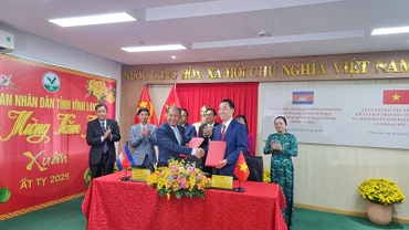 Lãnh đạo 2 tỉnh Vĩnh Long và Banteay Meanchey ký kết Bản ghi nhớ hợp tác trên nhiều lĩnh vực. 