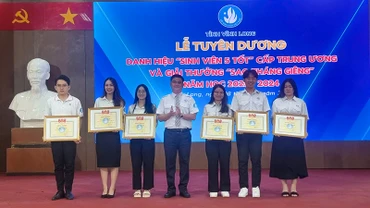 Các “sinh viên 5 tốt” cấp Trung ương của Vĩnh Long được vinh danh. 