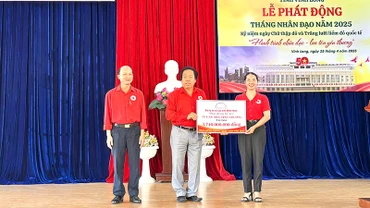 Nhà tài trợ tặng Nhà tình thương tại buổi lễ phát động. 