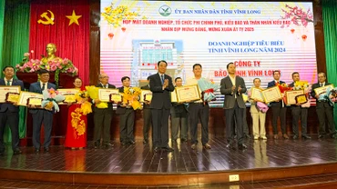 Lãnh đạo tỉnh Vĩnh Long vinh danh doanh nghiệp tiêu biểu của tỉnh.