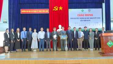 Lãnh đạo Sở Giáo dục và Đào tạo tỉnh Vĩnh Long chụp hình lưu niệm cùng với lãnh đạo 2 trường tại buổi gặp gỡ. 
