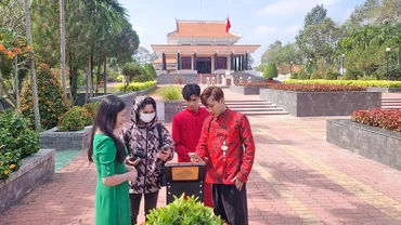 Du khách thử nghiệm check-in Bảng NFC thuộc Dự án “Yêu lắm Việt Nam” tại Vĩnh Long. 