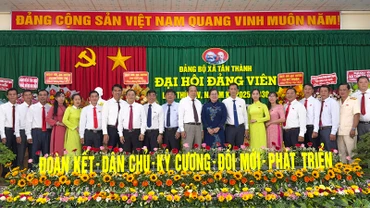 Lãnh đạo tỉnh chúc mừng Ban chấp hành Đảng bộ xã Tân Thành nhiệm kỳ mới. 