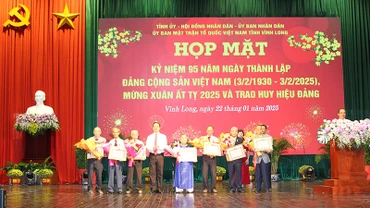 Bí thư Tỉnh ủy Vĩnh Long Trần Tiến Dũng trao Huy hiệu Đảng tặng các vị cao niên tuổi đảng. 