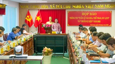 Phó Chủ tịch Ủy ban nhân dân tỉnh Vĩnh Long Nguyễn Thị Quyên Thanh thông tin tại buổi họp báo. 